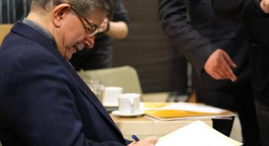 Davutoğlu'ndan gençler için bir ilk daha; O sözleşmeye imza attı!