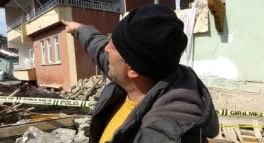 Depremde ağır hasar alan binanın birinci katı yere gömüldü