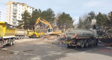 Depremde Hasar Alan Okul, Büyükşehir Tarafından Yıkılıyor