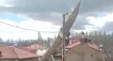 Develi’de depremde hasar gören minare böyle yıkıldı