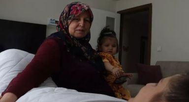 Hastanede karşılaştığı depremzede ve kızına evini açtı! Anne şefkatiyle bakıyor