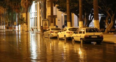 İskenderun’da deniz taştı, caddeler göle döndü