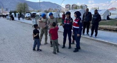 Jandarma depremzede çocuklara moral veriyor