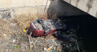 Kanala uçan otomobilden burunları kanamadan çıktılar