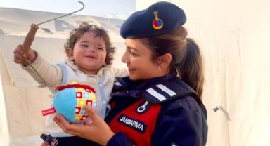Kayseri jandarma ekipleri depremzede çocuklara moral oldu