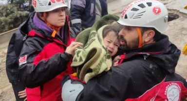 Kurtardıkları çocuğa verdikleri sözü tutup annesini de kurtardılar