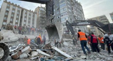 Şanlıurfa'da depremde ağır hasar alan 7 katlı bina çöktü