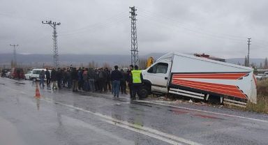 Tırla kamyonet çarpıştı: 1 Ölü