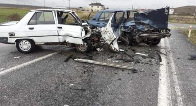 2 otomobilin kafa kafaya çarpıştığı kazada 1 kişi hayatını kaybetti