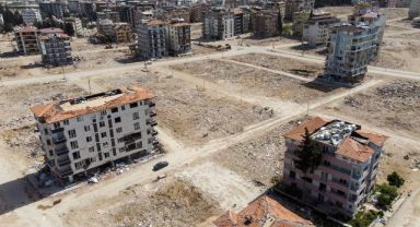 Antakya'da binaların yerini boş meydanlar aldı