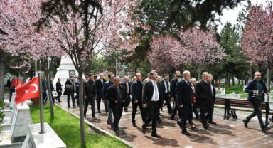 Bakan Akar, Özhaseki ve Büyükkılıç'tan Kartal Şehitliği'ne Ziyaret