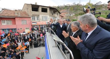 Bakan Akar ve Başkan Büyükkılıç'ın Tomarza ve Bünyan Ziyaretleri Mini Mitinge Dönüştü