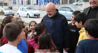 Başkan Çolakbayrakdar'ın Çocuk Sevgisi, Çocukların Da Başkan Amca Sevgisi
