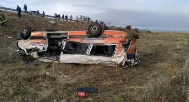 Cenaze taşıyan nakil aracı devrildi: 2 ölü, 3 yaralı