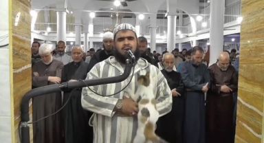 Cezayir'de bir kedi, namaz kıldıran imamın üzerine tırmandı