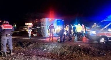 Deprem bölgesinden dönenleri taşıyan otobüs devrildi: 3 ölü, 19 yaralı