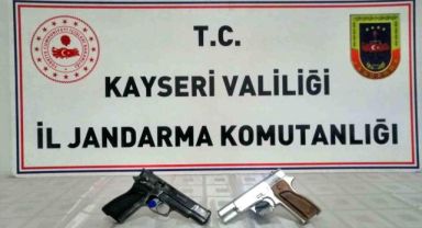 Evinde ruhsatsız tabancalarla yakalandı