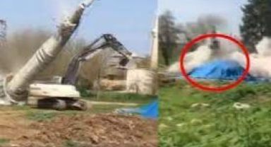 Gaziantep'te minare kepçenin üzerine devrildi... Operatör hayatını kaybetti
