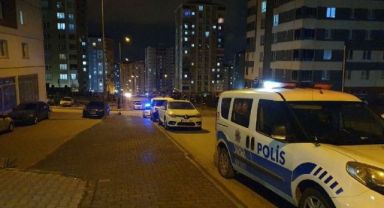 Husumetlisini evinde tabancayla vurup kaçtı
