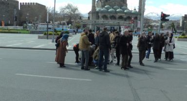 Karşıya geçmek isteyen yayaya motosiklet çarptı