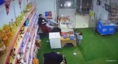 Küçük çocuk bisküviyi alıp kaçtı. Bakkal ne yapacağını şaşırdı