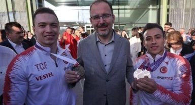 Mehmet Kasapoğlu, İzmir'e altın madalyalarla dönen sporcuları Togg ile karşıladı