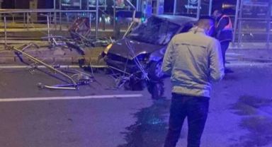 Otomobil tramvay durağına çarptı; 2 yaralı