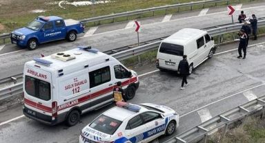 Sivas'ta minibüs, bariyerlere çarptı; 4 yaralı