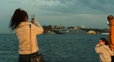 Vatandaşlar TCG Anadolu ile Ayasofya Cami'nin aynı karede buluştuğu tarihi anları görüntüledi