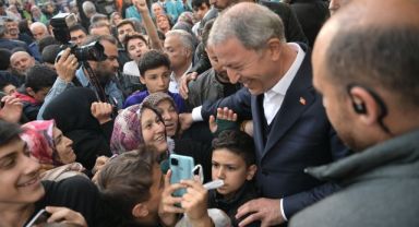 Bakan Akar'a Vatandaşlardan Yoğun İlgi