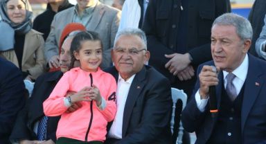 Bakan Akar'dan Gençlerle Keyifli Buluşma