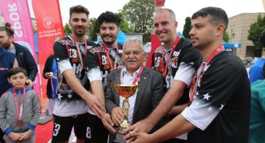 Başkan Büyükkılıç, Basketbol Turnuvasında Gençlerin Coşkusuna Ortak Oldu