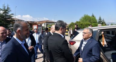 Başkan Büyükkılıç, Eşi Necmiye Büyükkılıç İle Oyunu Kullandı