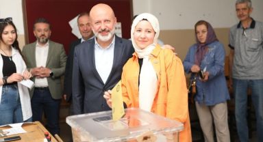 Başkan Çolakbayrakdar, Ailesiyle Birlikte Oy Kullandı