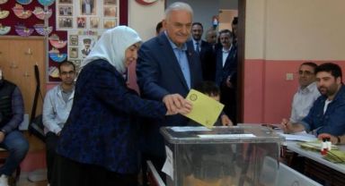 Binali Yıldırım kabinden geç çıkan eşine takıldı!