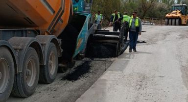 Büyükşehir'den Doğalgaz Çalışmalarında Zarar Gören Yollarda Sıcak Asfalt Çalışması