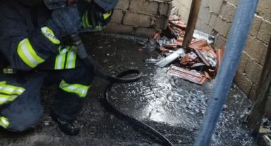 Çatı yangını büyümeden söndürüldü