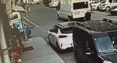 Dikkatsiz sürücü geri geri giderken yaşlı kadına çarptı