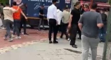 Gaziantep'te CHP'li isimlerden AK Parti standına silahlı saldırı! 4 kişi yaralanarak hastaneye kaldırıldı .