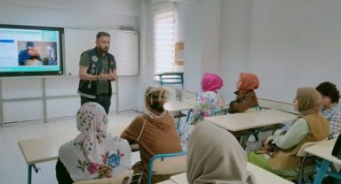 Narkotik polisi vatandaşları uyuşturucu konusunda bilgilendirdi