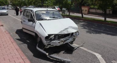 Otomobille çarpışan ticari araç yan yattı: 2 yaralı