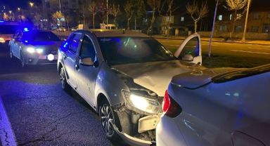 Polisin ‘dur’ ihtarına uymayan ehliyetsiz sürücü kazaya karıştı