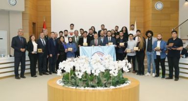 Rektör Altun, TEKNOFEST’den Derece ile Dönen ERÜ’lü Öğrencileri Tebrik Etti