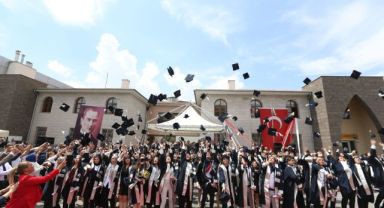 Başkan Büyükkılıç ve Vali Çiçek, Kayseri Lisesi Mezuniyet Töreni'nde Öğrencilerle Buluştu