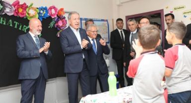 Başkan Çolakbayrakdar, Karne Sevinci Yaşayan Öğrencileri Tebrik Edip, Başarılar Diledi