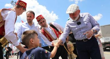 BAŞKAN ÇOLAKBAYRAKDAR, TÜRKİYE’DE SAYILI OLAN KURBAN YERİNDE VATANDAŞLARLA BAYRAMLAŞTI -KOCASİNAN BELEDİYESİ’NDEN PROFESYONEL KURBAN HİZMETİ