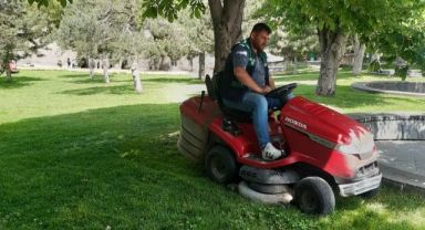 Büyükşehir'den Kentin Dört Bir Yanında Yabancı Otlarla Mücadele