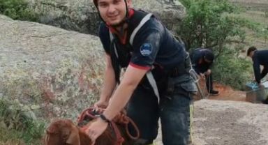 BÜYÜKŞEHİR İTFAİYESİ’NDEN 2 SAATLİK KEÇİ KURTARMA OPERASYONU