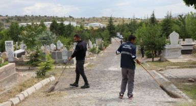 İNCESU MEZARLILARINDA BAYRAM TEMİZLİGİ