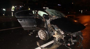 Kayseri'de ağaca çarpan otomobilin motoru karşı şeride uçtu: 2 ağır yaralı